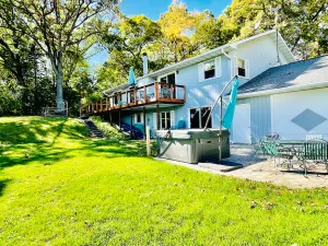 Image of Lake House with Hot Tub - Birding Paradise