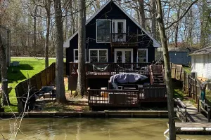 Image of Cozy 2 Bed 2 Bath waterfront cottage on beautiful High Rock Lake- fully updated