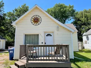 Image of A Ray of Sunshine- A 2 Bedroom Home near The Denny, Downtown, and I-29