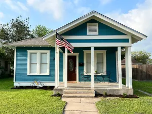 Image of Spacious 2 Bedroom Home With All The Amenities.