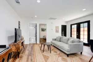 Image of Modern 1bdr/1br home in downtown with private yard