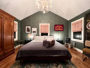 Image of Charming, Private 1 Bedroom Suite in Downtown