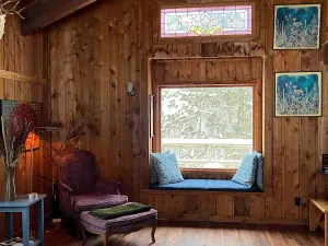 Image of Private Baraboo Bluffs Cabin with Peacocks!