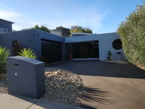 Image of Modern Luxury 4bdr Beach house Family Friendly.  NBN. 2 Smart TV’s, New Kitchen