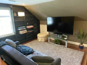 Image of Monticello Memories walking distance to square