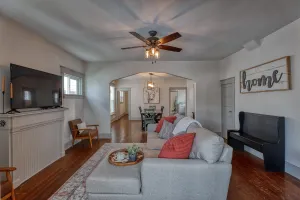 Image of \"Circle Bar Manor\" Central Main Stay