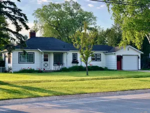 Image of Charming Cherry Street Cottage. Golf And Beach.