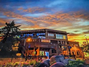 Image of Harbor View Penthouse Above Downtown GFT Tavern