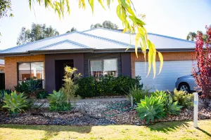 Image of Willow's Place overlooking The Black Bull Golf Course Yarrawonga