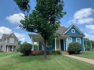 Image of Charming 3 Bedroom\/2Bathroom Uptown Cottage with off-street Parking.