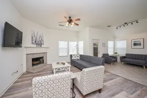 Image of *Modern Cozy Home* Golf/Pickleball/Tennis/RenFest