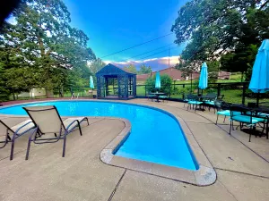 Image of Poolside paradise on Pershing