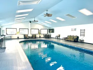 Image of Poolside Manor