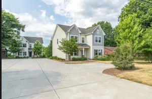 Image of Wake Forest University - 0.3 m from campus #1