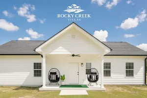 Image of * Executive Villa Retreat * King Bed & Fast Wi-Fi