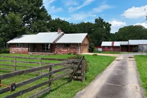 Image of Quiet Farmhouse Close to Town
