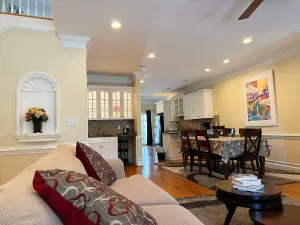 Image of Safe, Quiet, next to Wesleyan 01