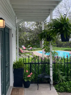 Image of Top of the Hill-Cozy 1 bed\/1 bath cottage, less than one mile to downtown.