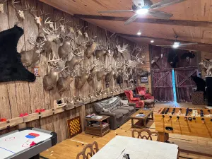 Image of Steve’s Barn Lodge, Detroit River\/Lake Erie