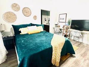 Image of Peaceful Creekside Cottage - quiet, clean and lots of amenities!