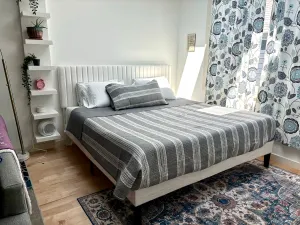 Image of Urban Luxury Loft: Parking+80”TV+King