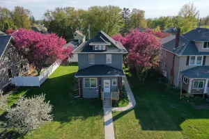 Image of Cheerful 4 Bedroom home close to the waters edge.