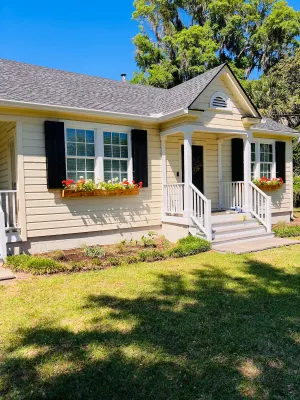 Image of Downtown Beaufort’s Cozy Jackson Cottage🌴