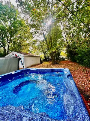 Image of Cottage w/Jacuzzi - centrally located, comfy beds!