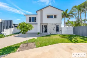 Image of Bargara Coastal Luxe Aircon, Outside Pet, Sleeps 8