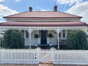 Image of Olinda Cottage - CBD Bendigo with city views