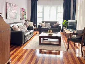 Image of Artist's Cottage - Cosy Home in Quiet Leafy Street