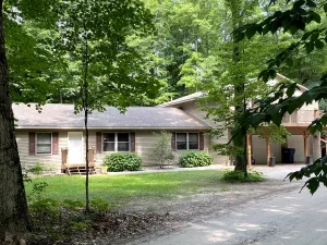 Image of 4 Bedroom\/2 Bath Home 20 Acres of Woods - Hot Tub