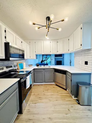 Image of Chic & Cozy - 2Bd Modern Getaway