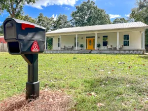 Image of Twin Lakes Lodge [Lakeside King Bed Retreat]