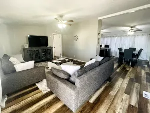 Image of \"No Worries\" less than 10 minutes from Lake Texoma and Choctaw Casino