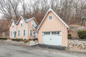 Image of Elsah’s Finn Inn-new restaurant across the street!