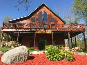 Image of Hana Log Cabin near Devil's Lake