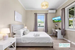 Image of Mountain view cottage 2 blocks from shopping world