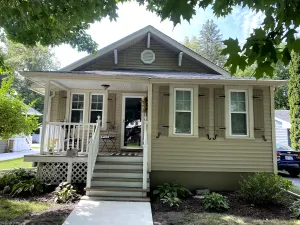Image of Lovely Home in Quiet Neighborhood Near Dow Garden