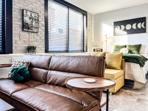 Image of Breathtaking Luxury Suite w/Fold-out Futon & Bench