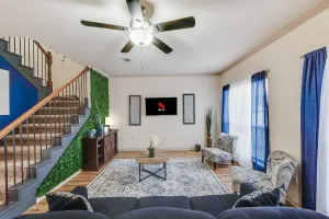 Image of Cozy Townhome: 4 Bedrooms, Six Flags!
