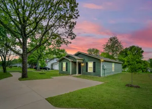 Image of Modern Retreat: King Bed, Fast WiFi, HDTVs