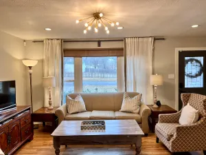 Image of Luxury 5-Star  Home ~ Location~Fenced Yard~Families~Couples~King Bed