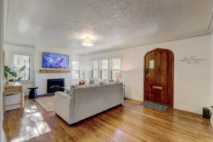 Image of Large luxury Home - Walk to Campus/Stadium in the Heart of Norman