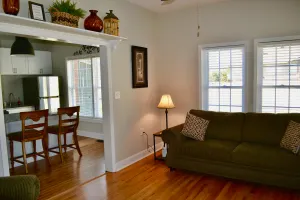 Image of Beautiful two bedroom cottage near downtown - 357