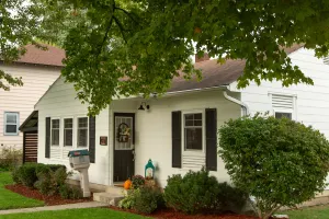 Image of Cheerful 2 Bedroom Cottage on 5th