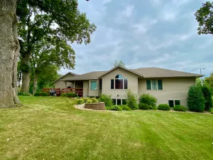 Image of Sleeps 15 Beautiful Home on 1.2 Acre lot Minutes from Lakes, boat dock & beach