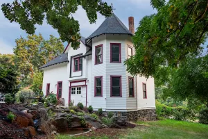 Image of Lovely 2 Bedroom Carriage House Unit with Loft