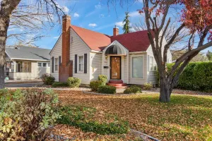 Image of Cheerful 1 Bedroom Cottage, entire home & Laundry