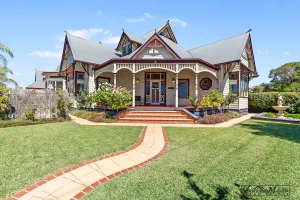 Image of Federation home in town, close to lake & shops